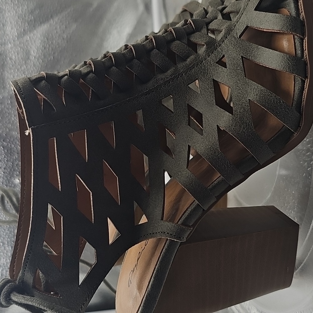 K  Qupid Womens Olive Green Cut Out Heels  sz 7.5 - Picture 4 of 10